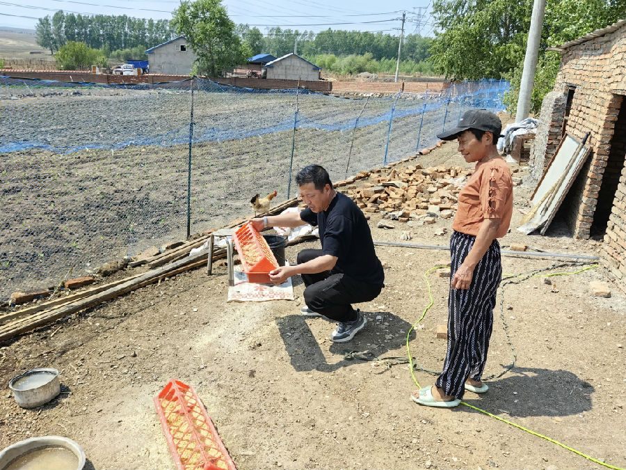 聂兴华(左一)呼伦贝尔市公安局南木森林公安分局民警,在扎兰屯市大河湾前进村任驻村干部.jpg