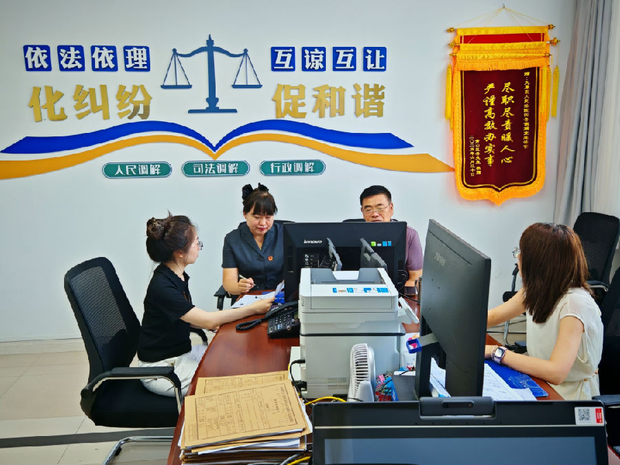 法官指导九原区综治中心特邀调解员化解纠纷.jpg